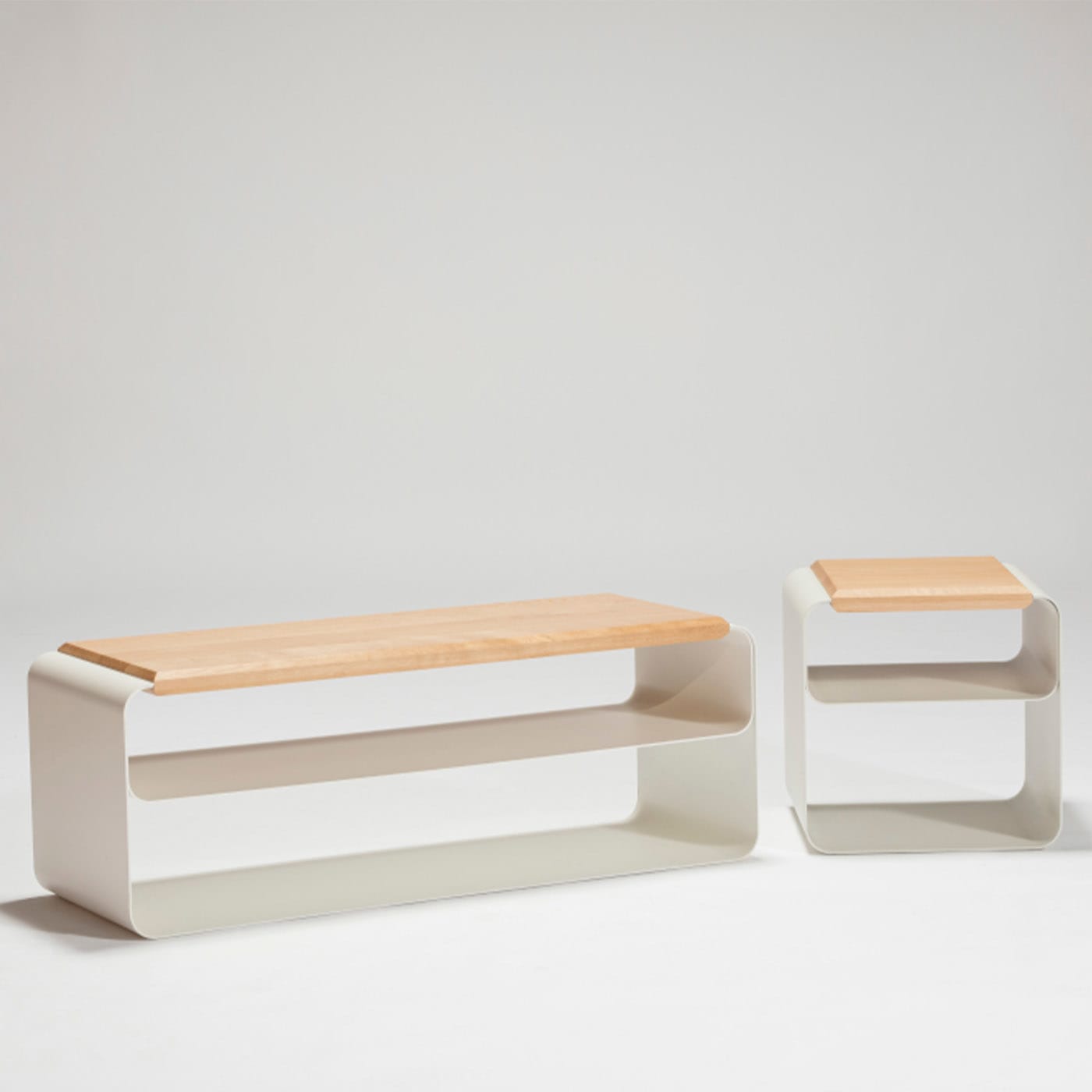 Sgabello Minimalista in Legno e Metallo
