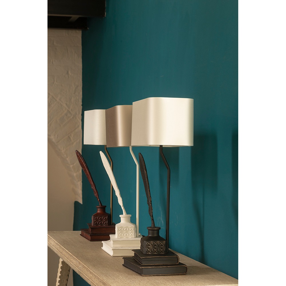 Lampada da tavolo Tom con finitura in pelle
