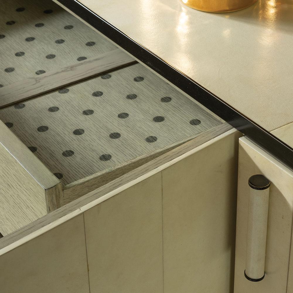 Credenza Aventine con finitura pergamena