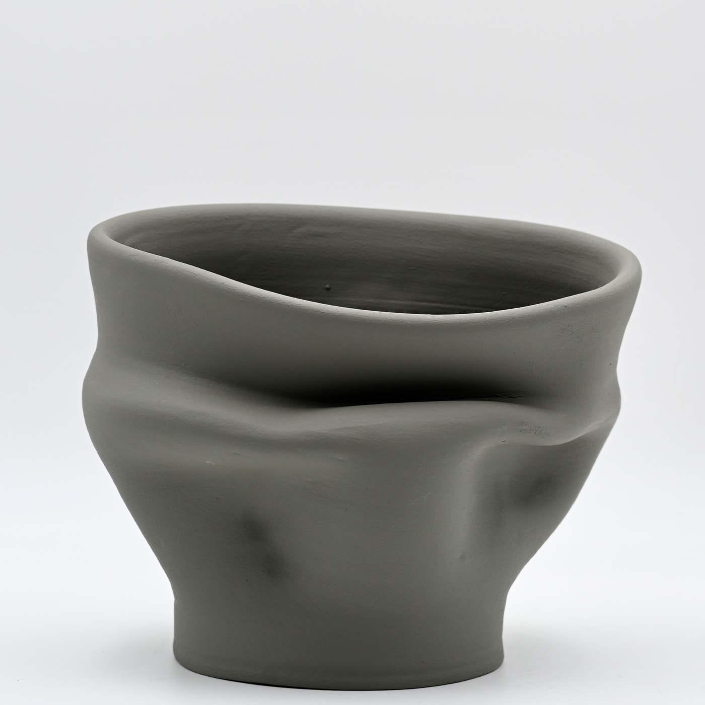 Vaso Grigio Scolpito a Mano
