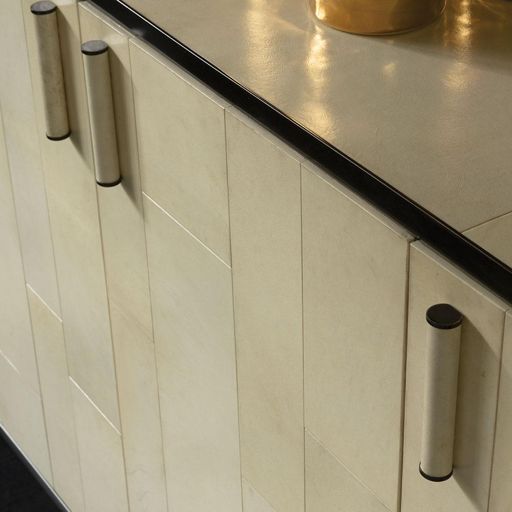 Credenza Aventine con finitura pergamena