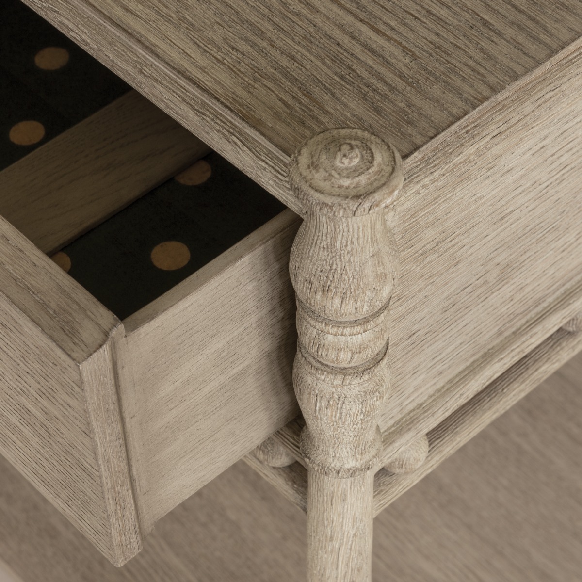 Comodino Morris Greyed Oak