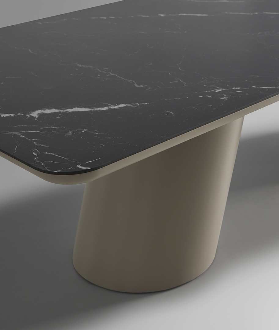Tavolo da pranzo con piano in ceramica nera Altea