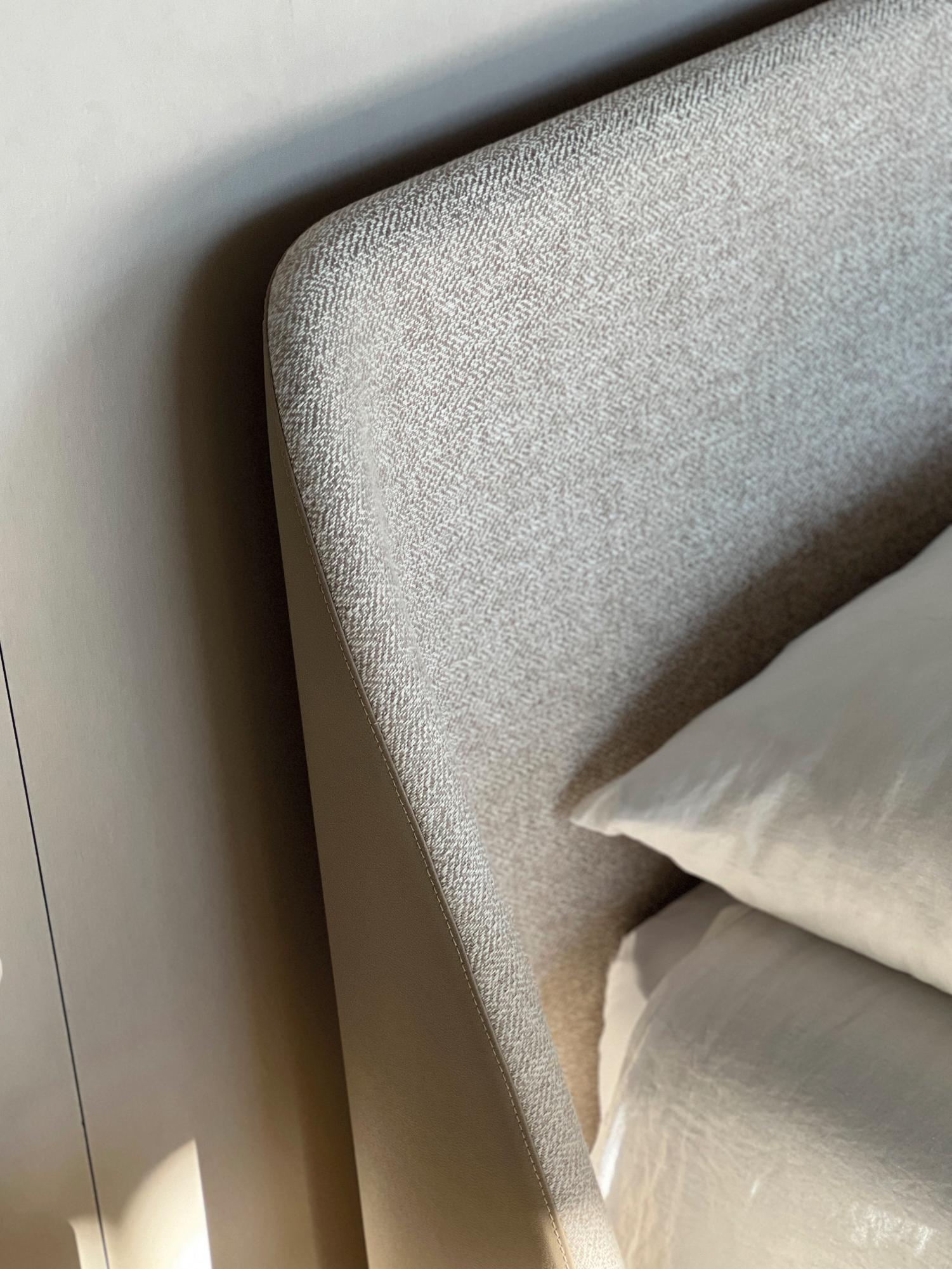 Letto imbottito in tessuto beige Atlas