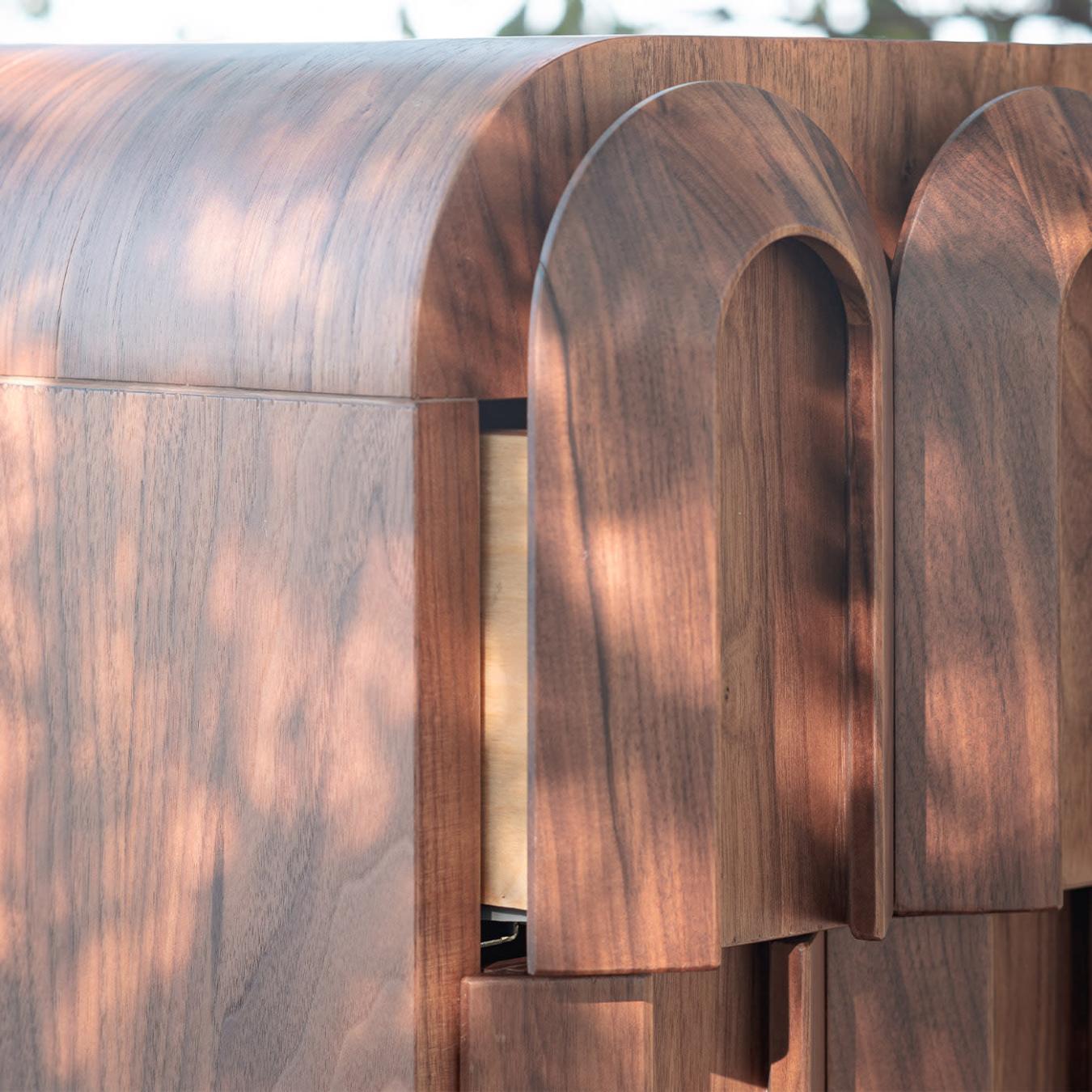 Cassettiera Elegante in Legno