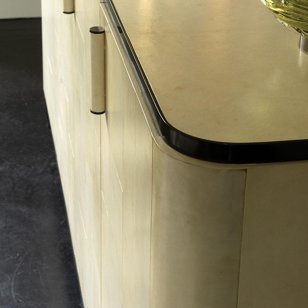 Credenza Aventine con finitura pergamena