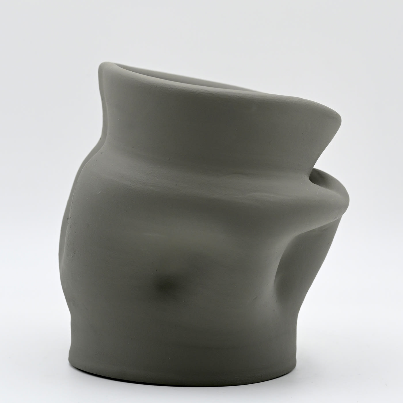 Vaso Grigio Scolpito a Mano